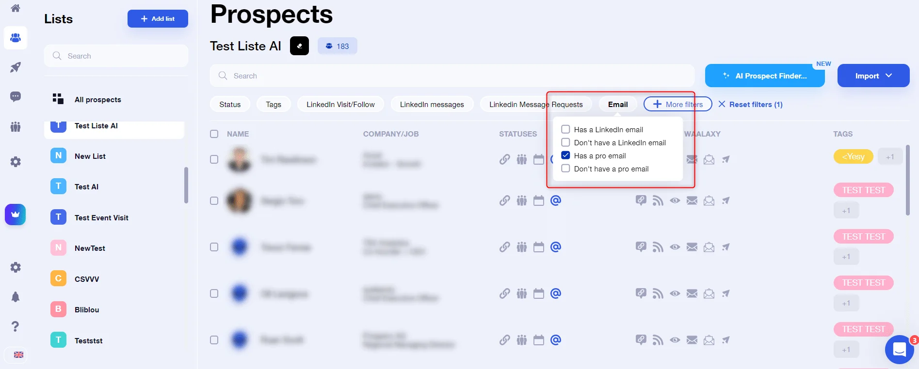 Page d'interface utilisateur présentant des contacts professionnels sur LinkedIn, filtre par e-mail.