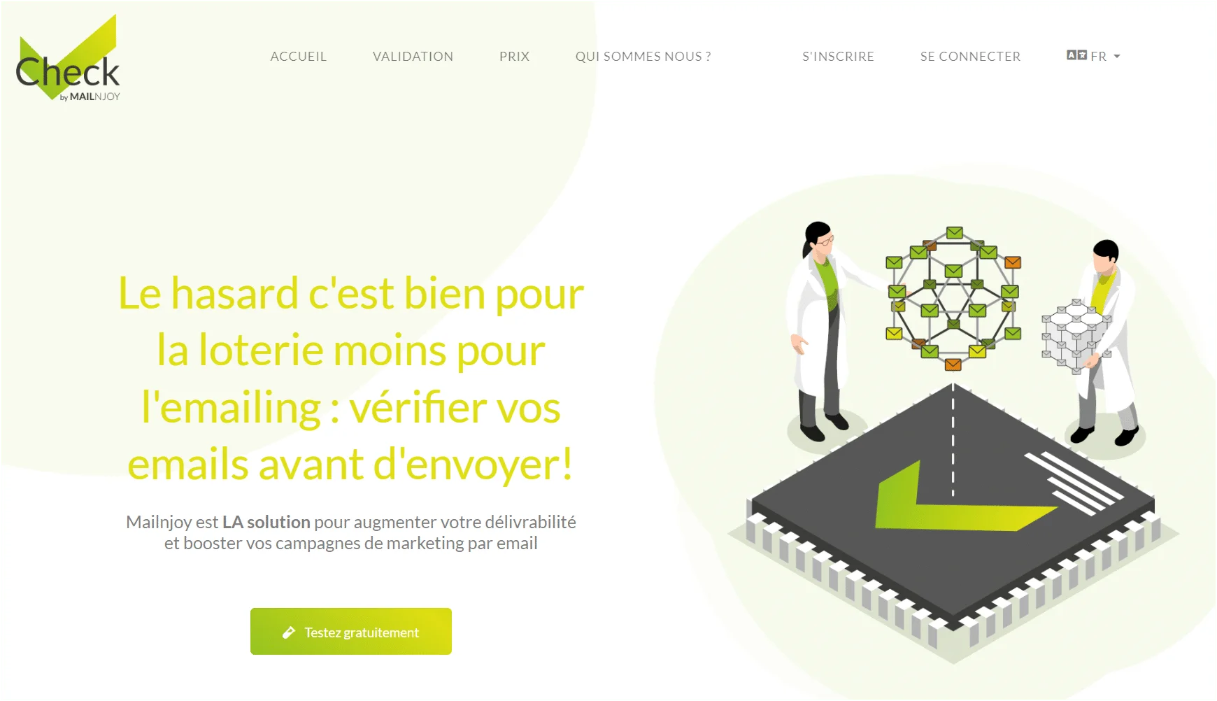 Mascotte Check Email Cop avec deux personnages, processeur et globe illustrant "Le hasard c'est bien pour la loterie moins pour l'emailing"