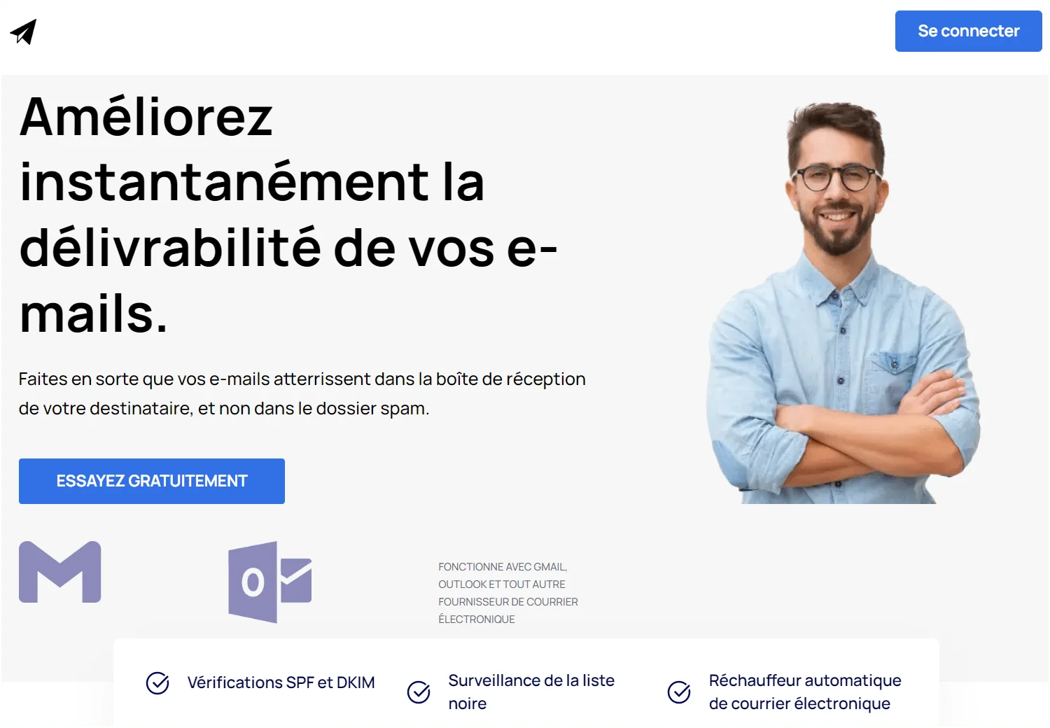 Homme souriant présentant un service de gestion des emails avec vérifications SPF et DKIM pour améliorer la délivrabilité