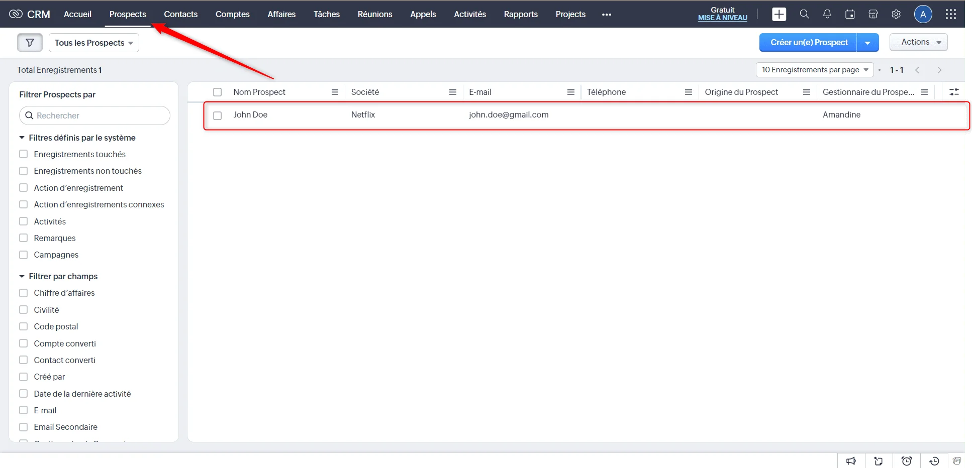 Tableau CRM affichant une liste de contacts avec filtres latéraux