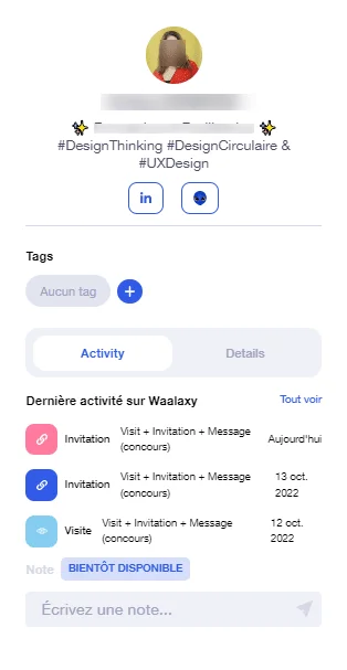Profil utilisateur avec tags DesignThinking, DesignCircular et UXDesign, activités récentes d'invitations et visites sur Waalaxy