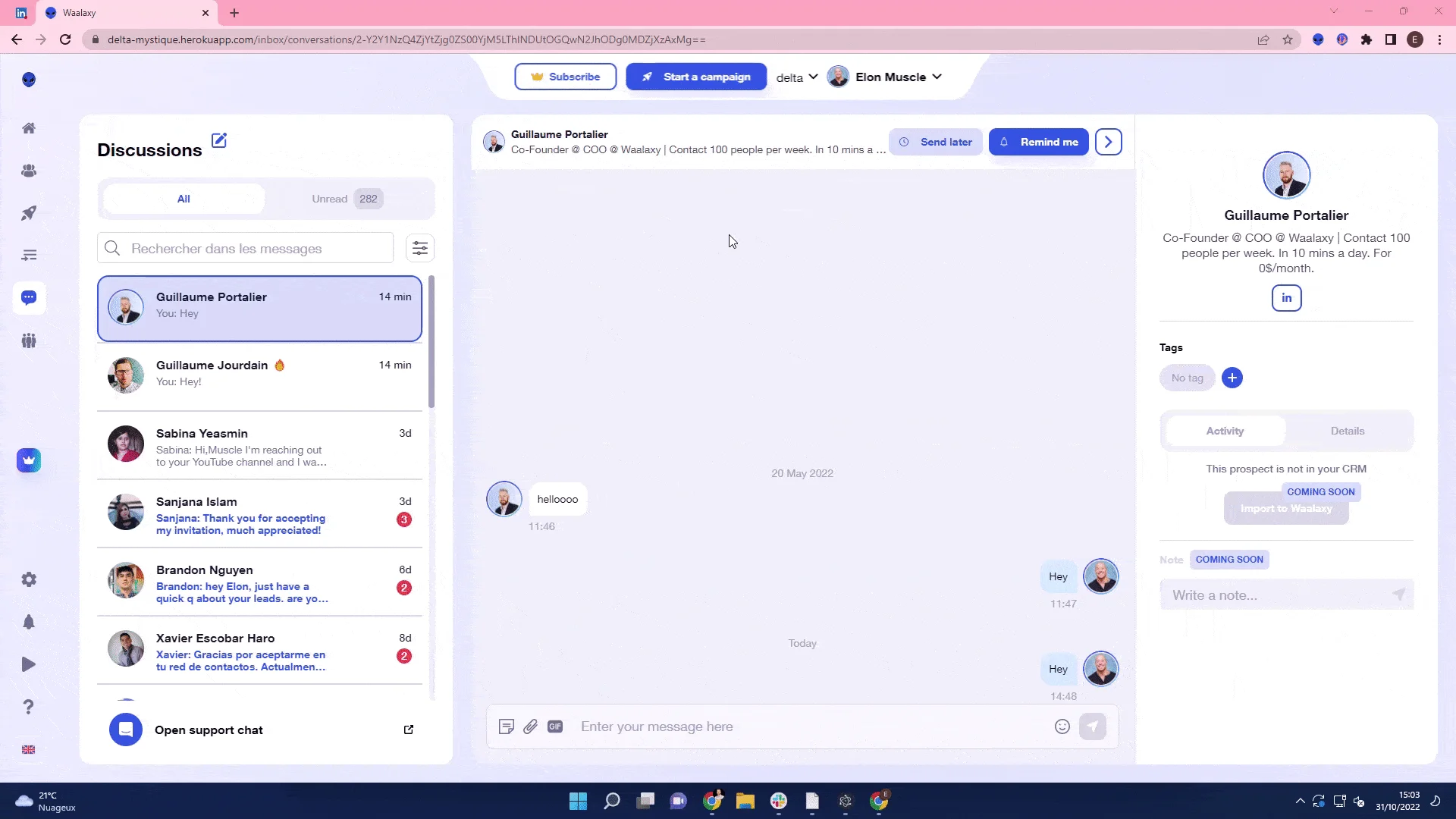 Waalaxy messaging interface showing conversations with prospects, including discussion threads and a contact profile panel on the right side.
