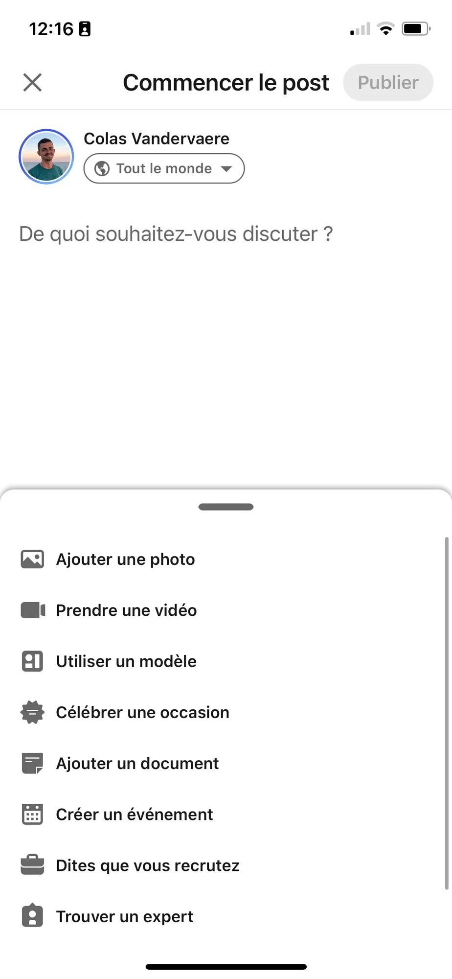 Formulaire de création d'un post Facebook sur téléphone