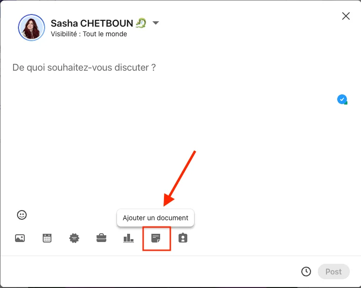 Interface Facebook affichant une discussion avec mise en évidence du bouton pour ajouter un document