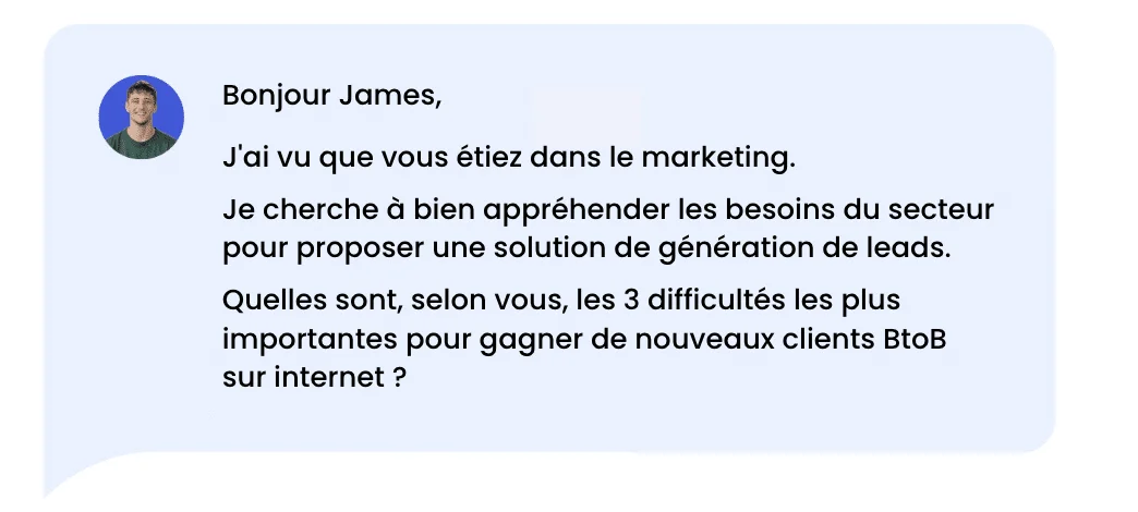 Homme souriant, profil de James