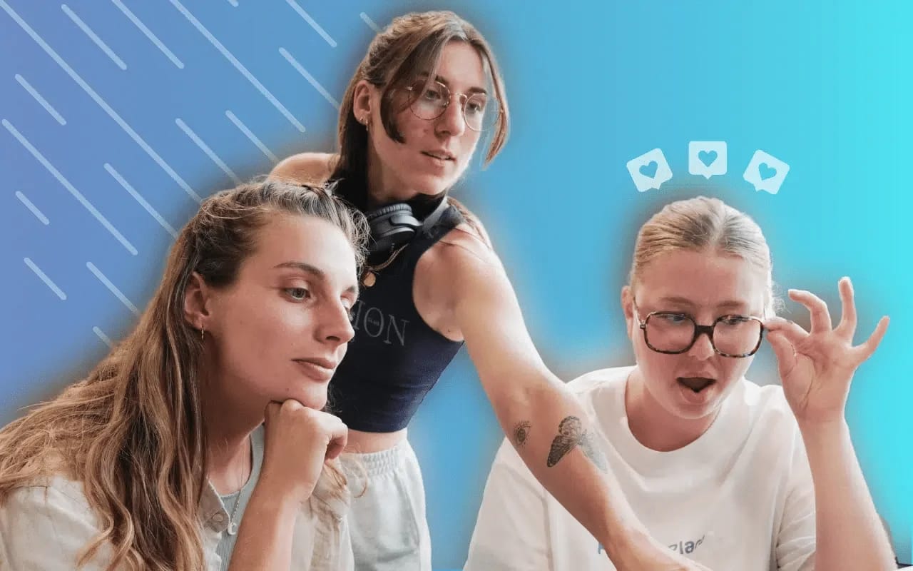 Trois personnes gesticulent avec des symboles de réseaux sociaux