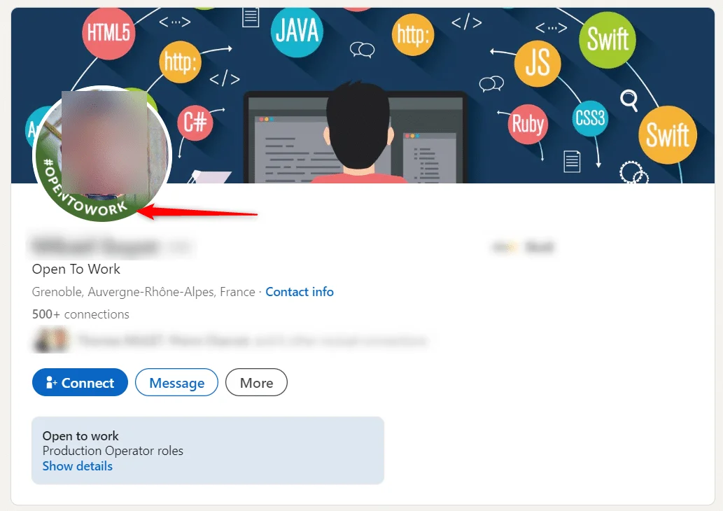 Profil LinkedIn : développeur travaillant sur ordinateur, logos technologiques en arrière-plan